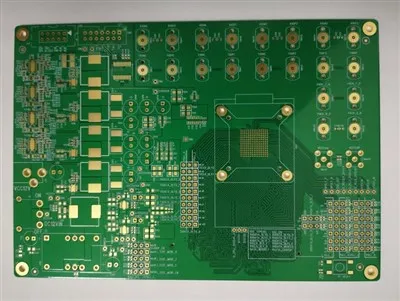 10 lagen PCB met achtergrond en via in pad